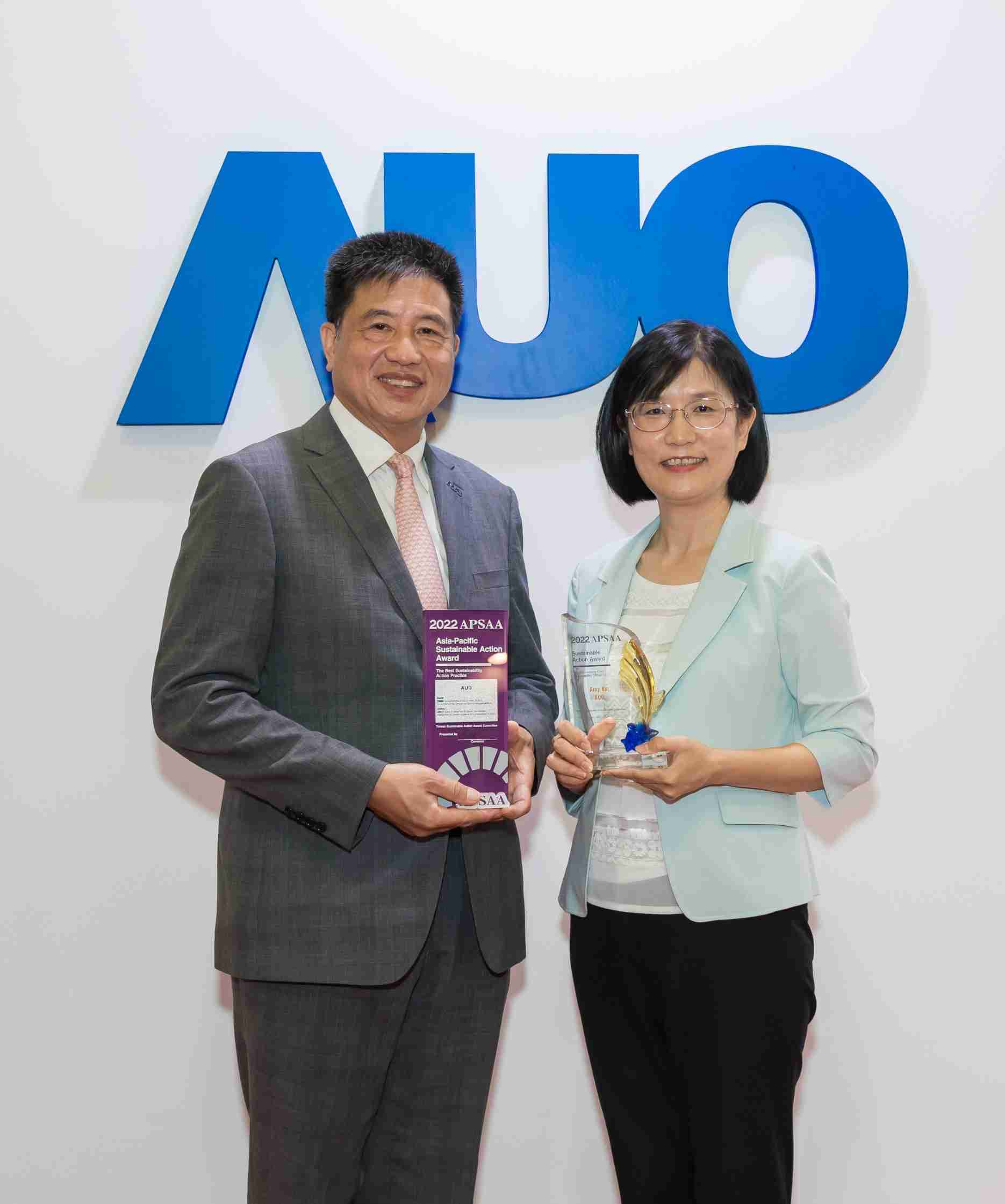 欧陆注册长期垫筑永续远景的基石，，，，透过ESG暨气候委员会逐步实践永续策略蓝图。。其中，，欧陆注册光电永续长古秀华带领团队、、制定中长期目标，，，，缔造多面向亮眼表现，，，获得「顶尖永续长奖」的个人奖殊荣（左：欧陆注册光电董事长暨执行长彭双浪，，右：欧陆注册光电永续长古秀华）