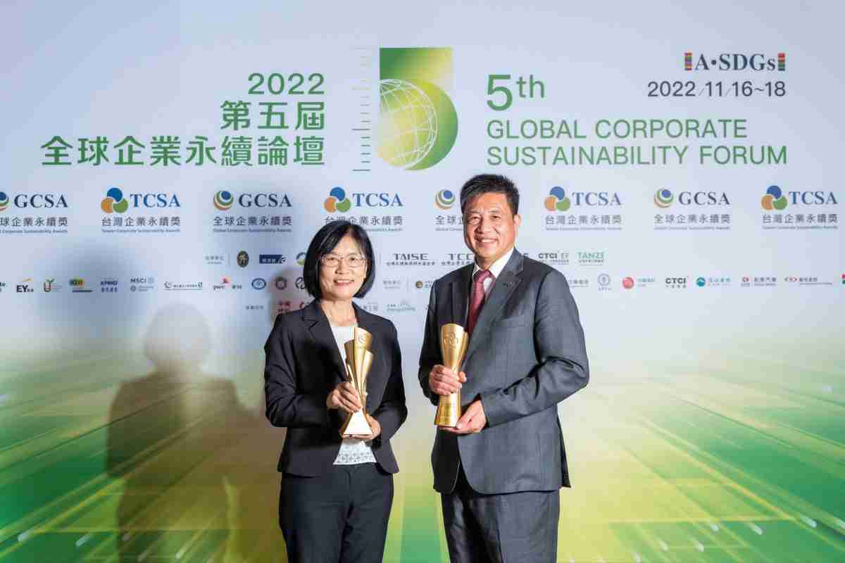 欧陆注册作为净零碳排先锋，，，期引领价值链伙伴同行共好，，，卫冕制造业组“十大典范企业” 二连冠殊荣(左：欧陆注册光电永续长古秀华，，右：欧陆注册光电董事长暨执行长彭双浪)