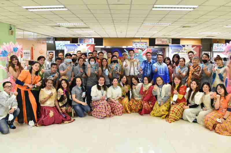 友達推動「安心、、、、創新、、、用心、、、同心、、、盡心」五星職旅，，，，為菲籍員工打造全方位照護，，，首度贏得「人權實踐與發展領袖獎」殊榮