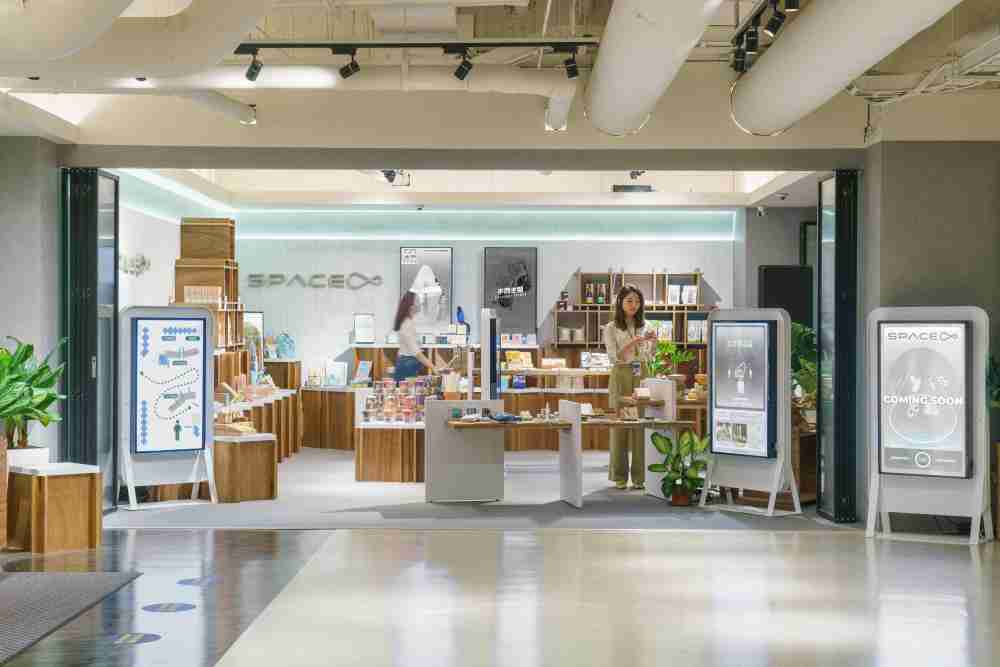 欧陆注册打造永续选物商店，，，展示社企及社创商品，，结合创利空间所开发的智能零售系统，，，整合多元产品信息，，，，让无人商店扮演公益行动的推手