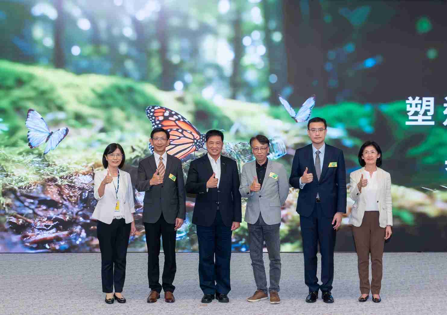 友達2023 CSR共榮大會，，，邀請領域專家分享交流生物多樣性管理趨勢、、無塑產品、、、海廢永續塑料等議題  （圖左到右：友達光電永續長古秀華、、、3M台灣技術長陳君杰、、、友達光電董事長暨集團策略長彭双浪、、、光寶科技企業永續發展處處長陳慶暉、、、安永聯合會計師事務所執業會計師曾于哲、、、友達光電供應鏈總部副總經理吳宜芳）