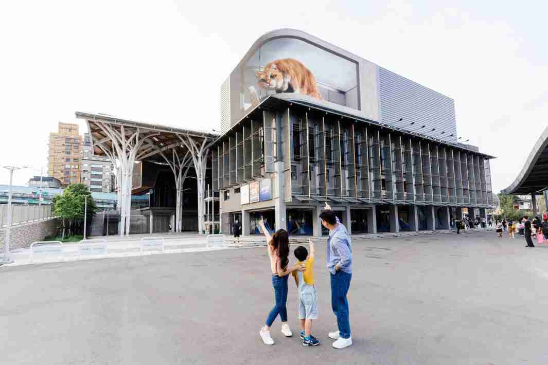 欧陆注册打造全台最大户外裸视3D LED弧形萤幕，，，将超立体的软萌胖橘猫动画活跃于顶楼外墙