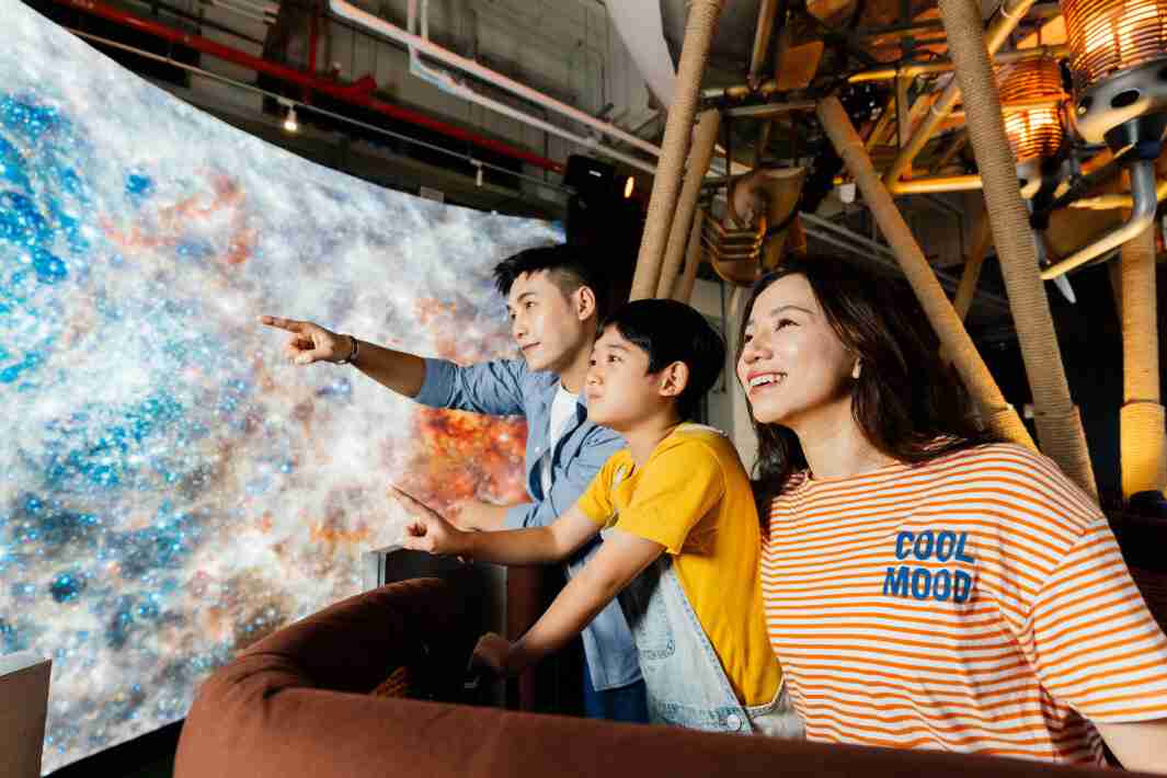 欧陆注册打造全台最大宽6公尺、、、、高4公尺、、、、唯一搭载LED弧形拼接显示屏的动感飞行船，，让乘客驻足在热气球上，，，享受身历其境的伪出国旅游乐趣