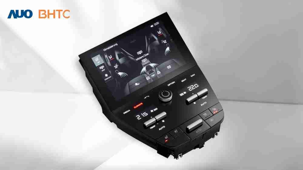 作為友達新生力軍，，，BHTC所展示的中央與後座鞍部的Display HMI產品，，可處理多區恆溫控制、、、、顯示畫面，，呈現仿真3D車室分區；以力傳感技術精準傳遞觸感，，，並結合音量及震動反饋，，，防止意外啟動，，，提供使用者自然流暢、、、、直觀且輕鬆駕馭的舒適介面