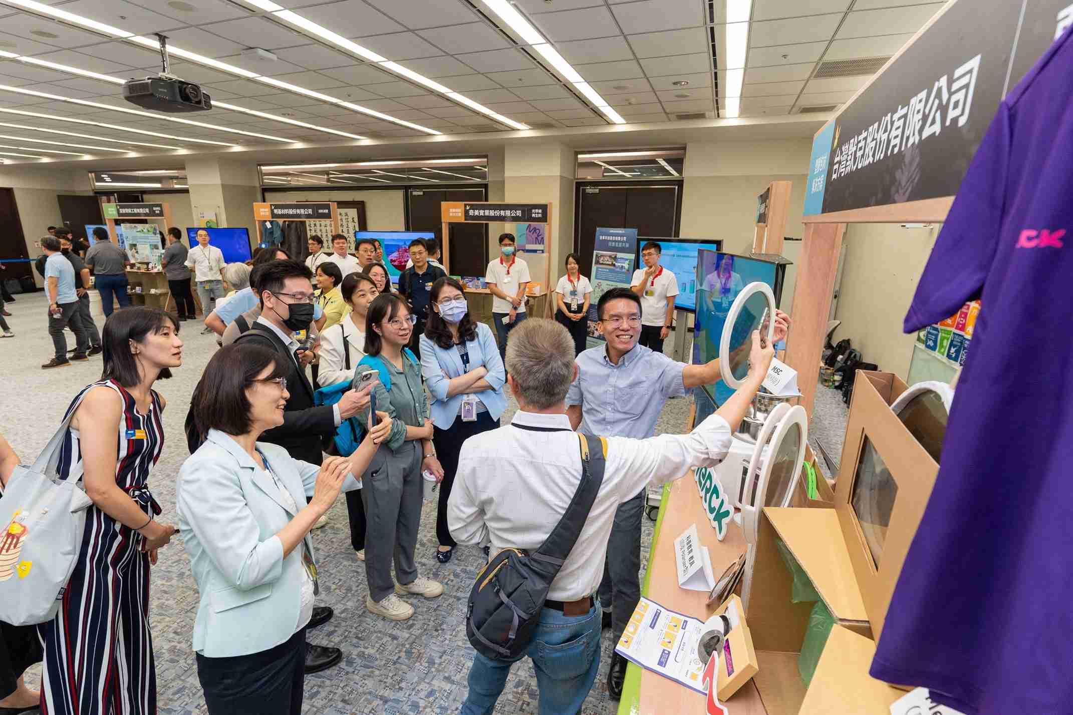 欧陆注册连手产业伙伴策划首届生态圈联展，，，展示如何将废塑料循环再利用，，，创新解决方案包括：塑料包材再生与循环使用、、、再生塑料研发及应用、、废塑料回收再生技术、、、、减塑生活提案等