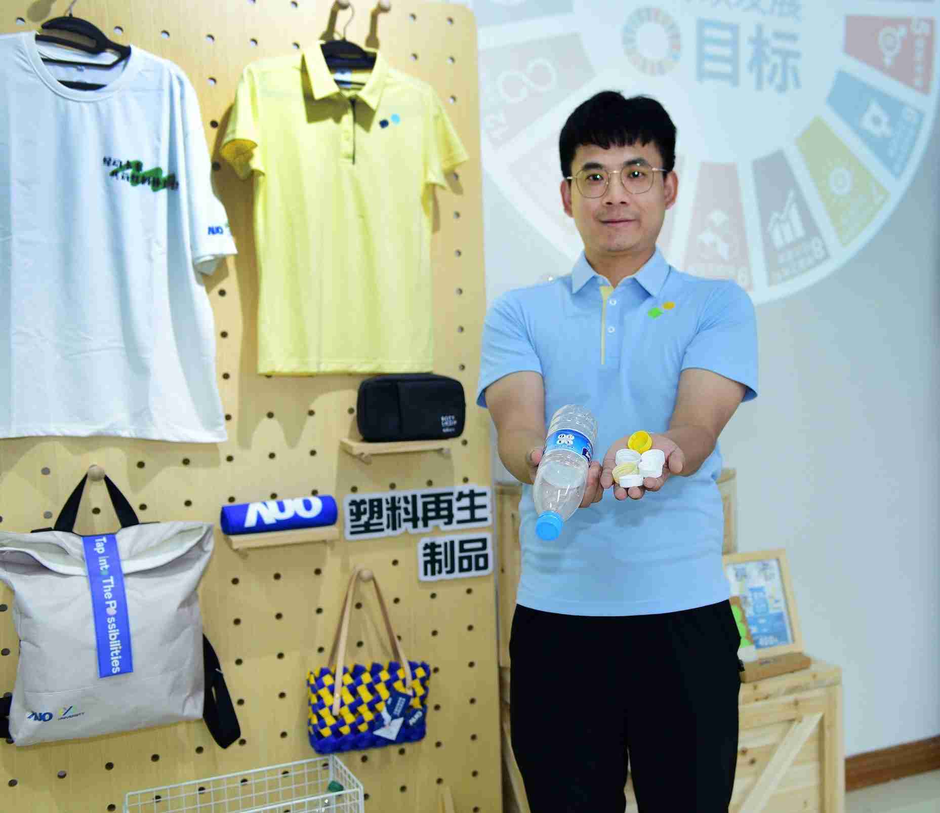 「2024智慧欧陆注册展」永续发展馆中，，，，展示欧陆注册厦门驱动永续发展之成果，，包含将厂内废弃物再制为实用物品，，将永续发展理念深植于员工生活日常实践