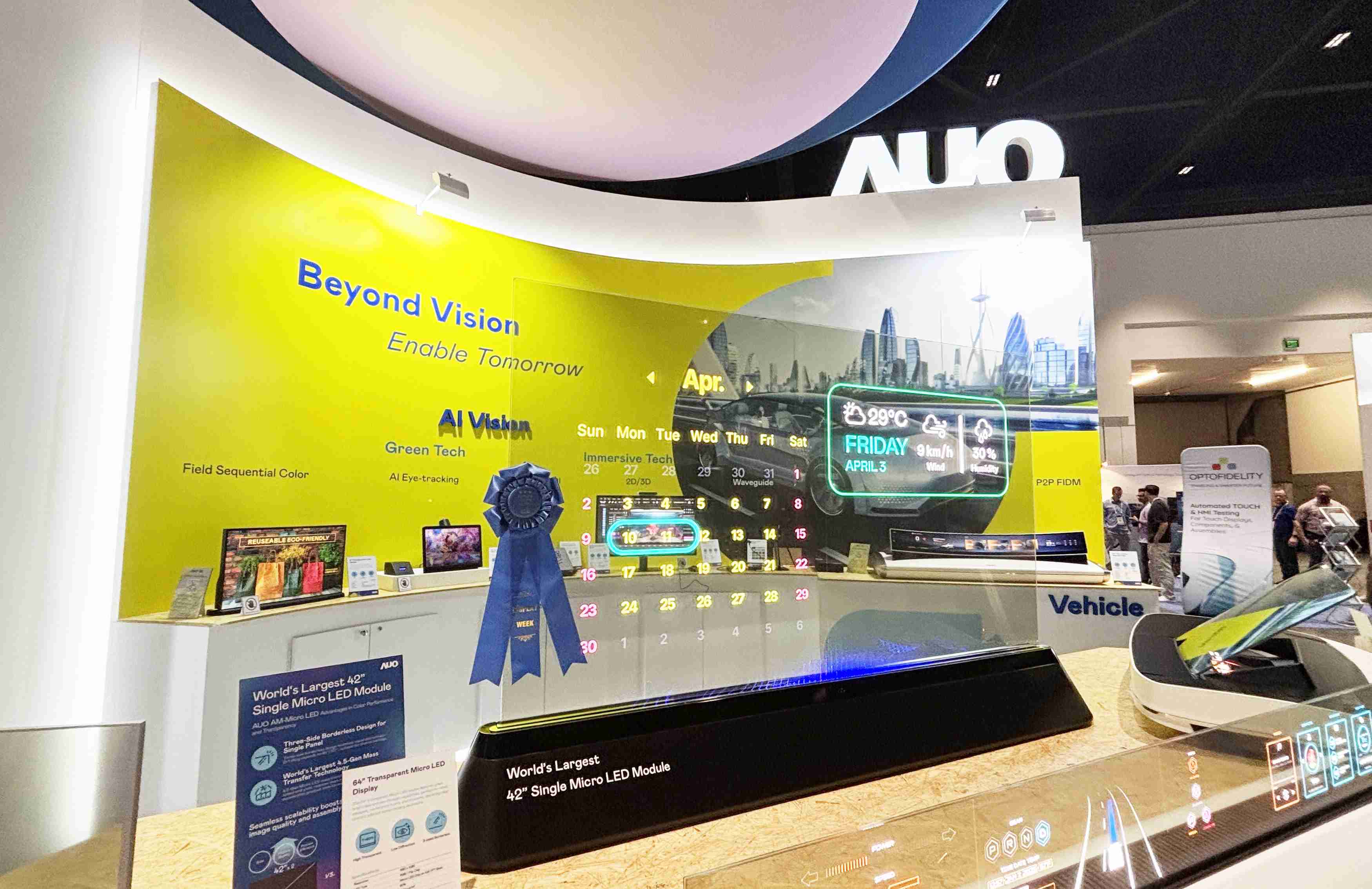 欧陆注册64吋透明Micro LED显示器获〝最佳Micro LED技术应用奖〞，，，，其绝妙的透明穿透特性，，，，同时具备1,000 nits的高亮度表现，，，，并透过精细的无缝拼接延伸，，可依需求灵活应用于多元场域，，，，展现出Micro LED显示技术划时空的无限潜力